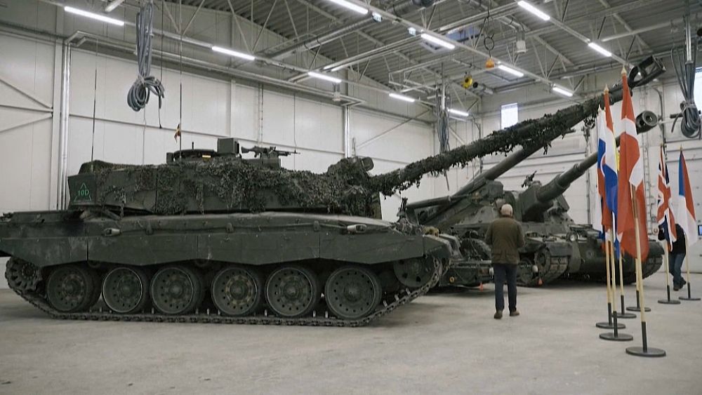 ABD ve Almanya’ya tank göndermeleri için baskı artarken, Ukrayna silahlarıyla ilgili NATO zirvesi