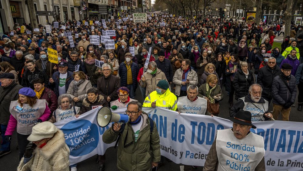 Binlerce İspanyol sağlık çalışanı yerel hükümet kesintilerini protesto etti