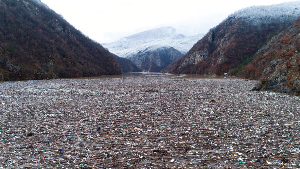 ‘Büyük sınır’: Balkan nehri yüzen çöplüğe dönüşüyor