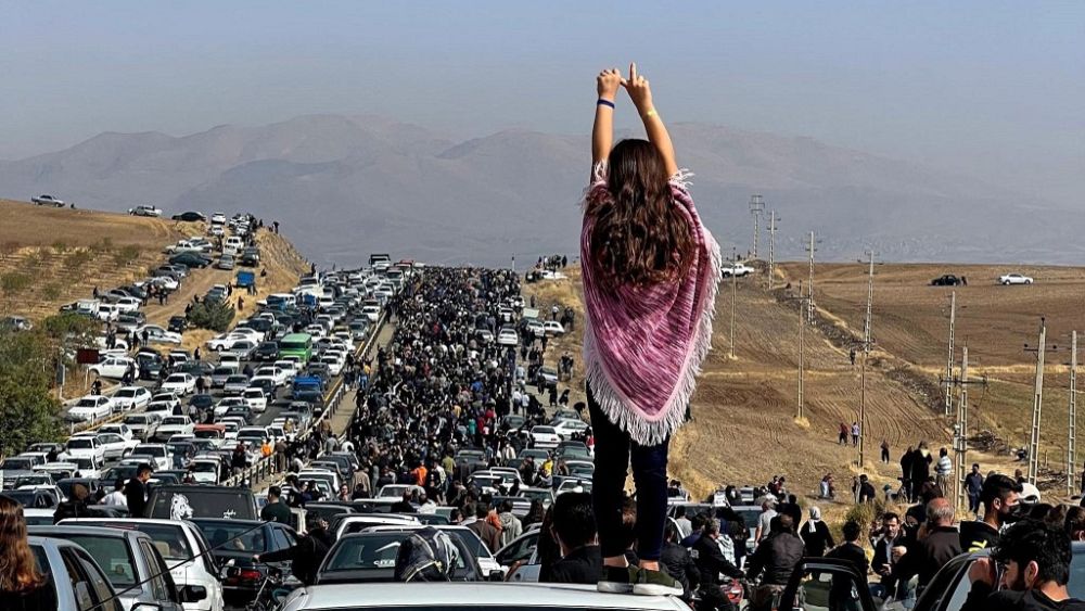 Canlı protestolar devam ederken İran hükümeti içinde ‘çatlak kuralları’