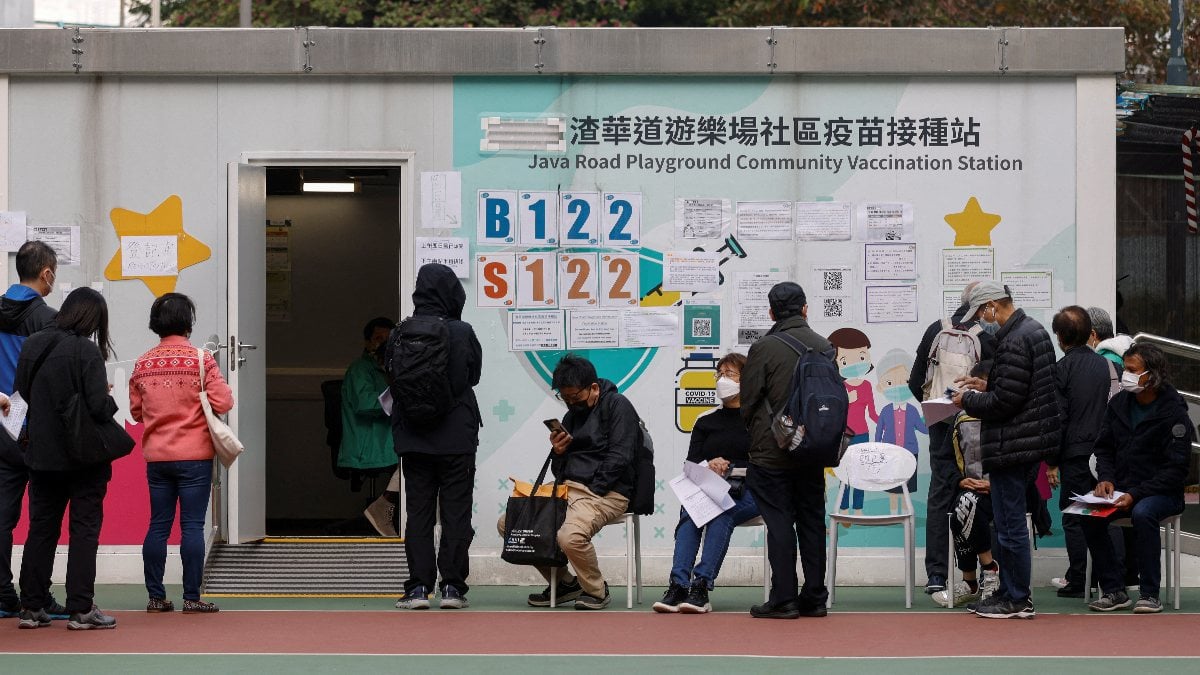 Çinliler, özel koronavirüs aşısı için Hong Kong’a akın ediyor