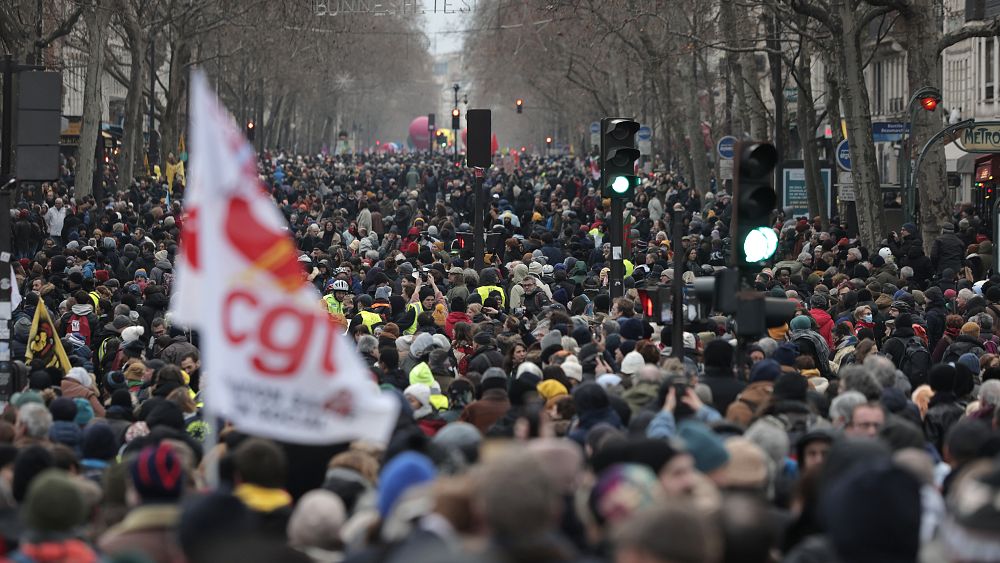 Fransa, Macron’un emeklilik reformları üzerine ülke çapında protestolar ve grevlere hazırlanıyor