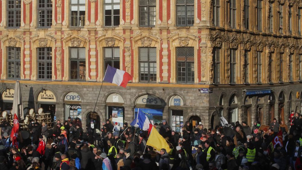 Fransa’da kalabalık işçi, Başkan Macron’un planladığı emeklilik reformları için greve gitti