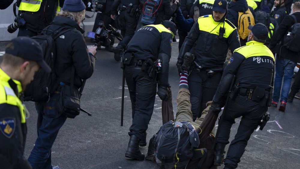 Hollandalı iç, iklim aktivistlerinin Lahey evlerinin yolunu kapatmasının ardından protestocuları tutuklandı