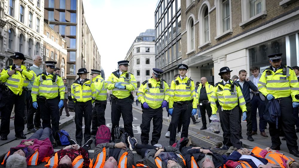 İngiltere Başbakanı Rishi Sunak yeni yasamadan önce protestoların ‘mutlak olmadığını’ söyledi