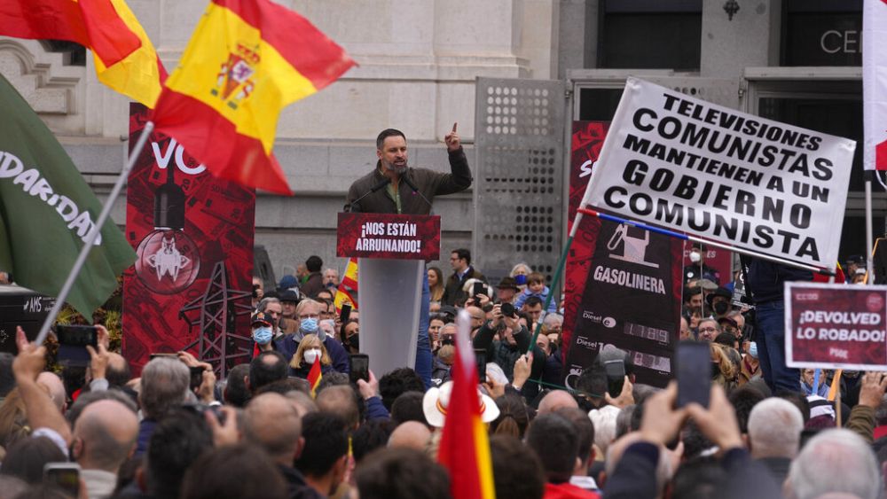 Madrid’deki sağcı protestocular neden İspanya Başbakanı Pedro Sánchez’e ‘hain’ diyor?