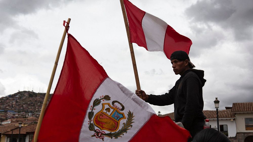 Protestoküler, Başkan’ın istifadesini talep etmek için Peru’nun başkentinde toplanan