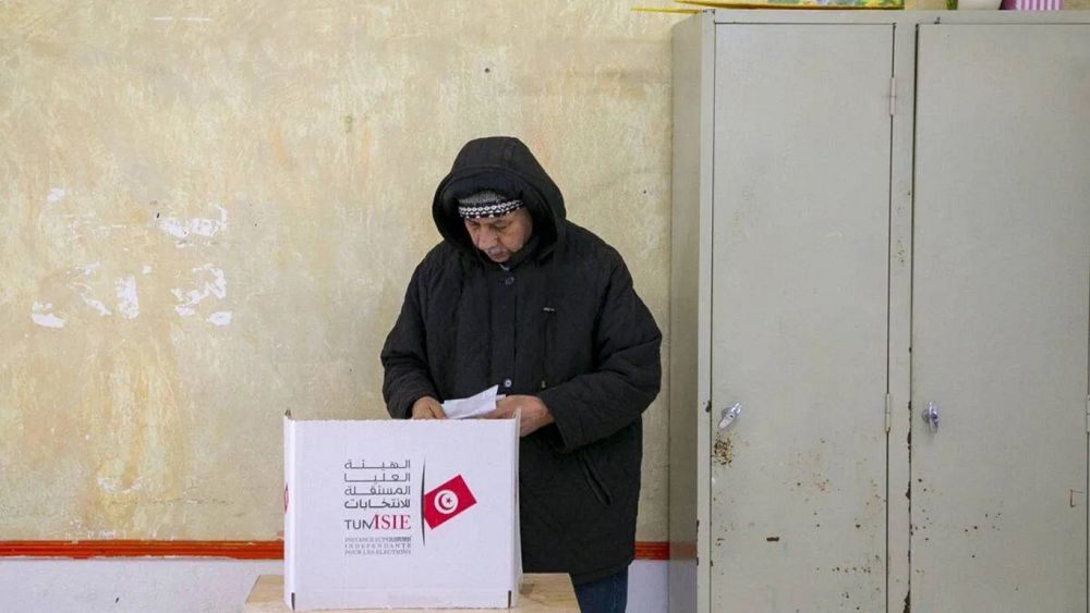 Tunus’ta milletvekili seçimlerinin ikinci turu için seçmenler sandık başına gidiyor