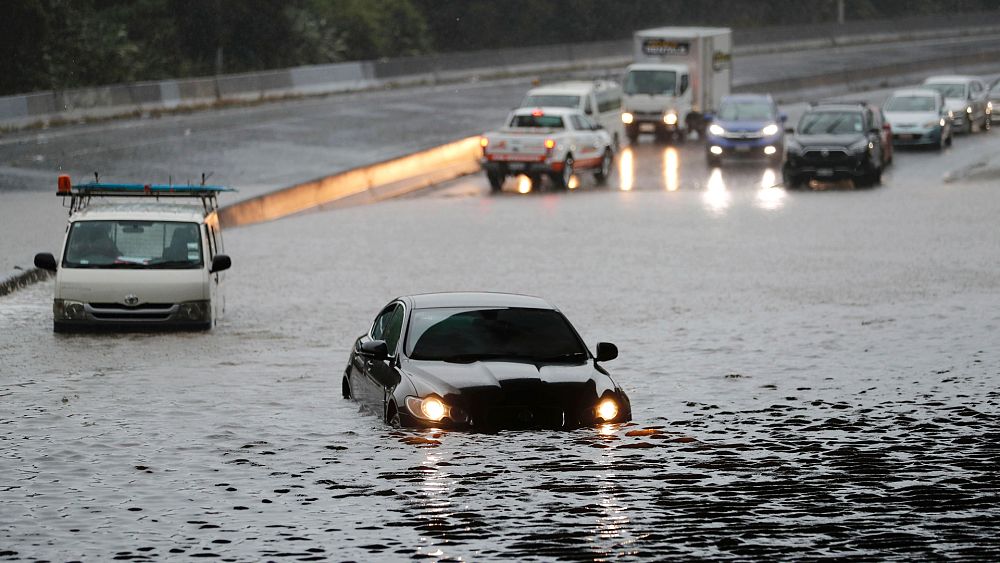 Yeni Zelanda sel: Rekor yağmur Auckland’ı vurduktan sonra üç ölü ve bir kayıp