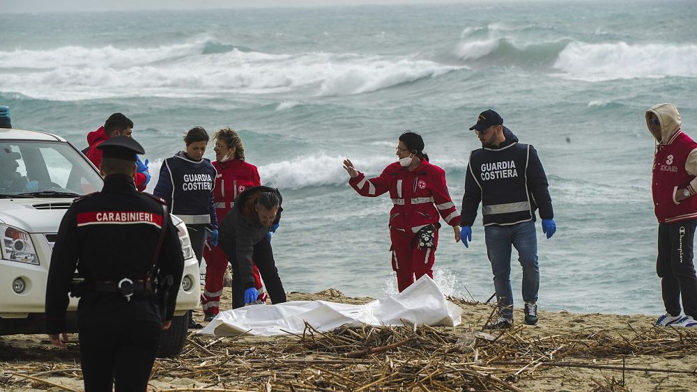 200 göçmeni taşıyan teknenin İtalya açıklarında batması sonucu en az 59 kişi öldü ve düzinelerce kişi hala kayıp