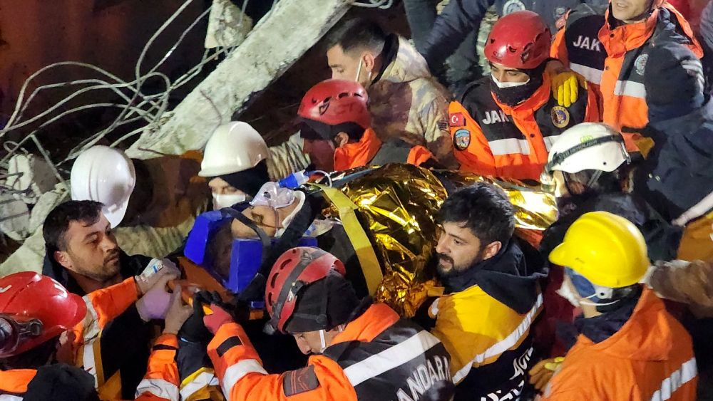 ‘Bazen ağlarınız.  Bazen sadece bekleriz’: Antakya’da deprem tepkisinin acısı öfkeye dönüşüyor