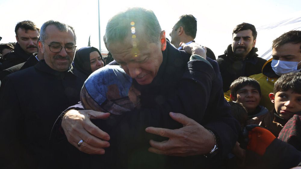 Cumhurbaşkanı Erdoğan, depremin vurduğu Türkiye’de yağmacıları çökertme sözü verdi
