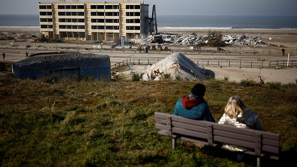 Fotoğraflarla: Fransa, yükselen yerleşim yerlerinden dolayı plaj apartmanlarını yıkıyor ve buralarda yeniden yerleştiriyor