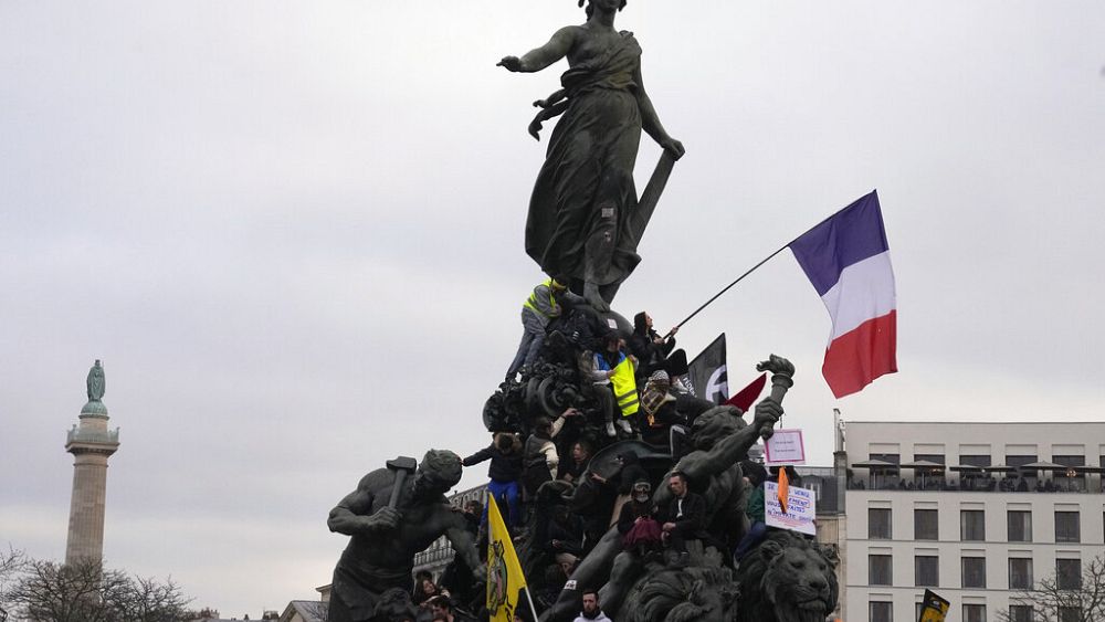 Fransa’da yaklaşık bir milyon kişi, emekli maaşı ıslahat planlarını protesto için yürüdü