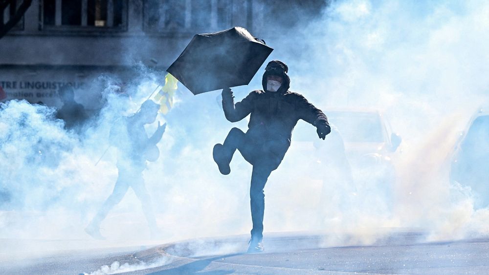 Fransa’daki emeklilik grevleri elektrik ve yakıt arzını etkilerken göz yaşartıcı gaz ve protestolar