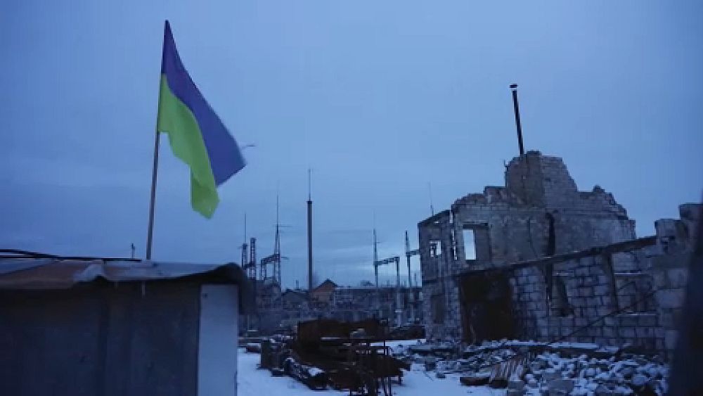 Genç Ukraynalılar Horenka köyünde yıkılan evleri yeniden inşa ediyor