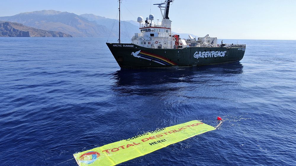 Greenpeace aktivistleri Shell petrol platformunu taşıyan gemiye bindi