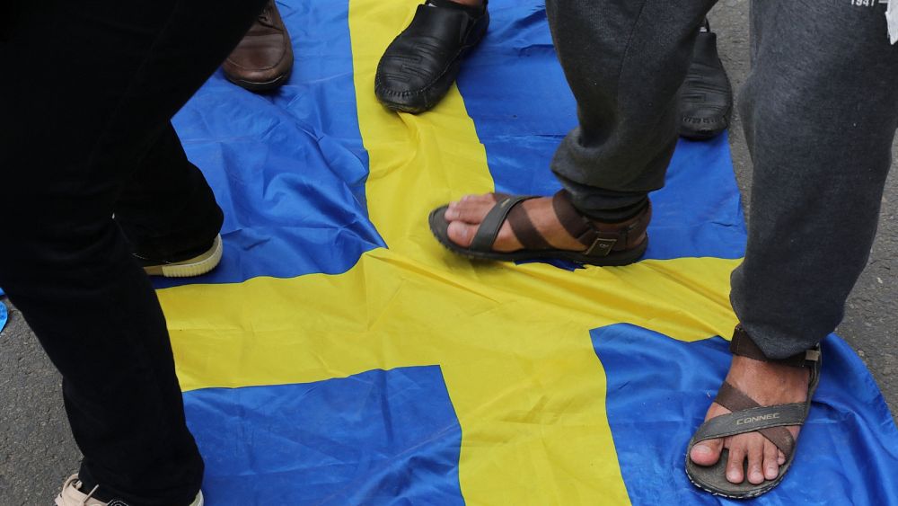 İsveç polisi, güvenlik endişelerini gözlemleme yeni Kuran yakma protestosuna izin vermeyi dikkate almayın
