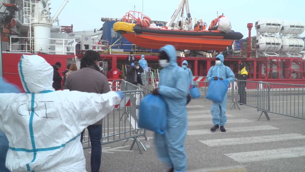 İtalya: 84 kurtarılan göçmen denizde dört gün bizden sonra Ocean Viking’i karaya çıkardı