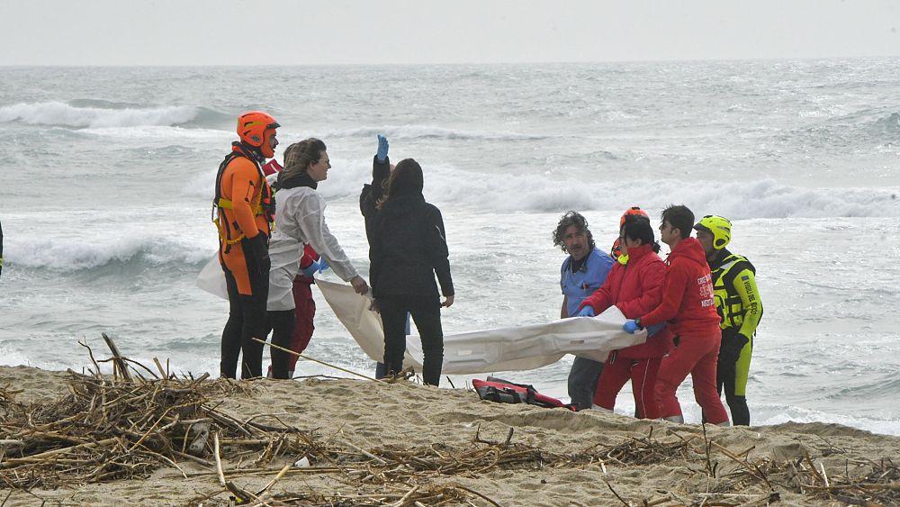 İtalya kıyılarında göçmen teknesindeki bir bebek de dahil olmak üzere en az 59 kişi öldü