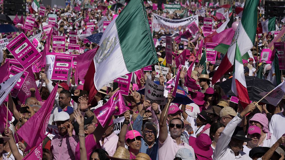 Meksika’daki protestocular, seçim ıslahat tehditlerinin demokrasiyi tehdit ettiğini söylüyor