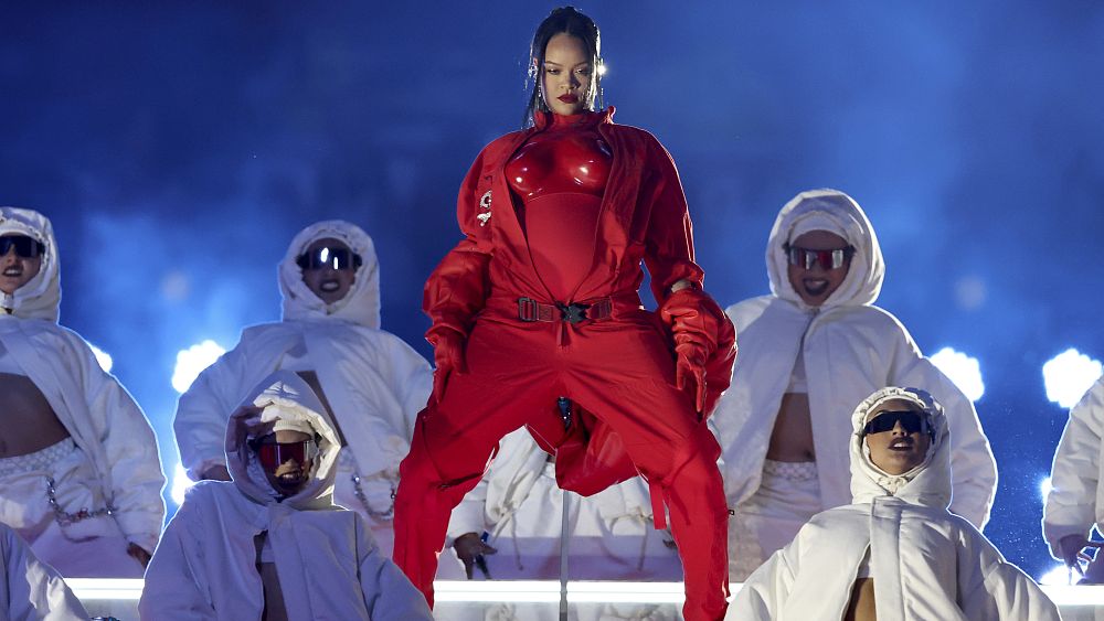 Rihanna, kırmızı bebeğin yumruğunu görmek sahneye destansı bir dönüş yaptı