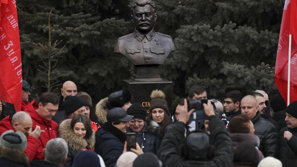 Rusya, Stalingrad Savaşı’nın yıldönümü için zamanında Stalin’in yeni büstlerini açıkladı