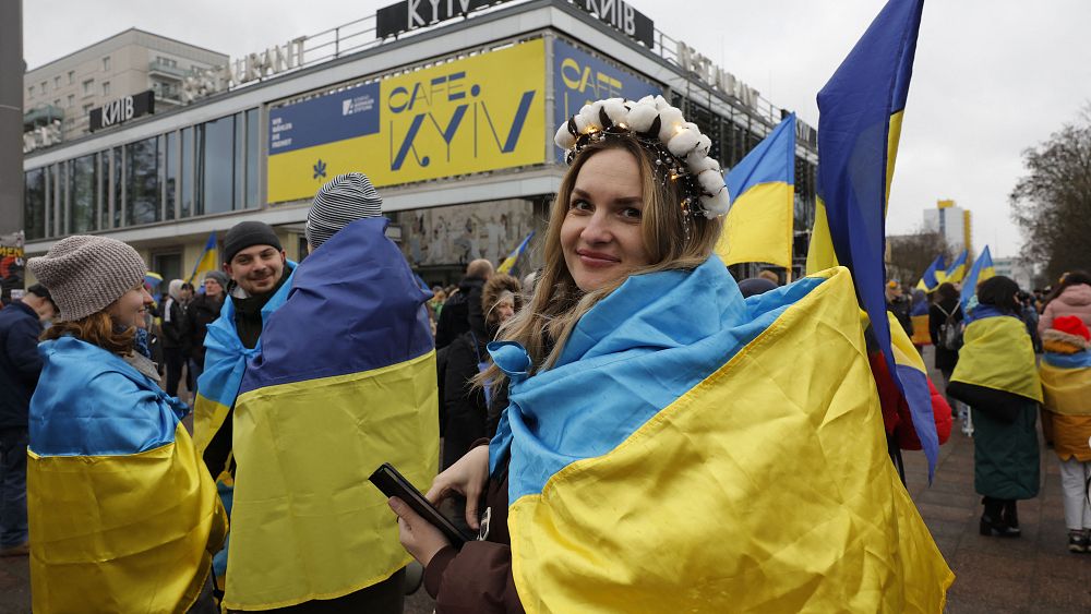 Rusya’nın işgalinin birinci yıl dönümünde binlerce kişi Ukrayna’yı desteklemek için Berlin’de yürüdü