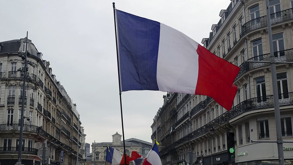 Sendika Fransızları, emeklilik ıslahatına karşı protestocuların beşinci gününde