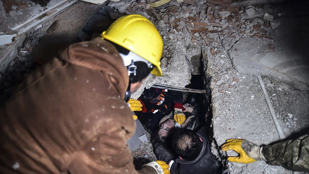Suriye ve Türkiye’deki kurtarma ekipleri, ölü sayısı 8.000’e yaklaşırken depremzedeleri bulmak için yarışıyor