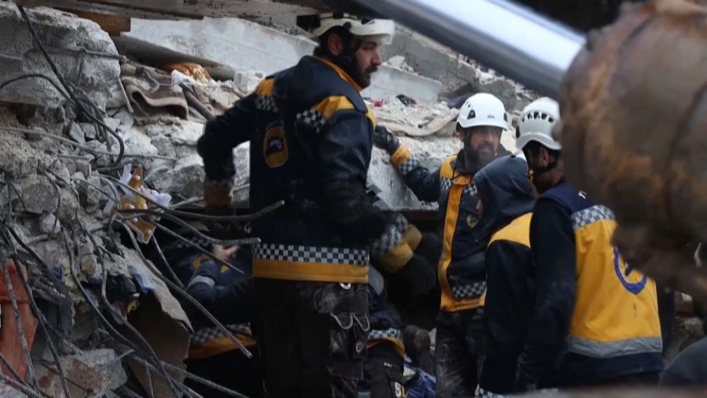 Suriye’deki depremde gözleme kişi öldü, hayatta kalanları arayın