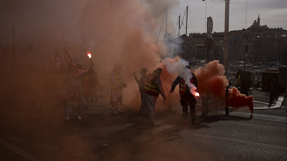 Tren rötarları ve iptal edilen seferler: Emekli maaşı ıslahat protestolarının beşinci günü Fransa’yı etkisi altına aldı