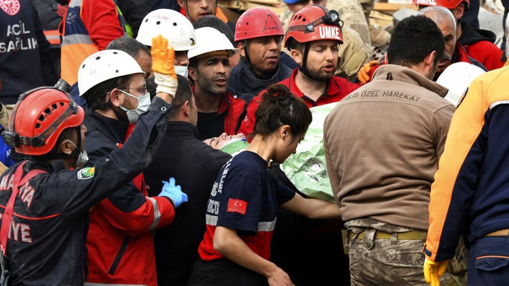 Türkiye depremi: Yeni ölümleri daha fazla binayı devirirken en az bir kişi öldü