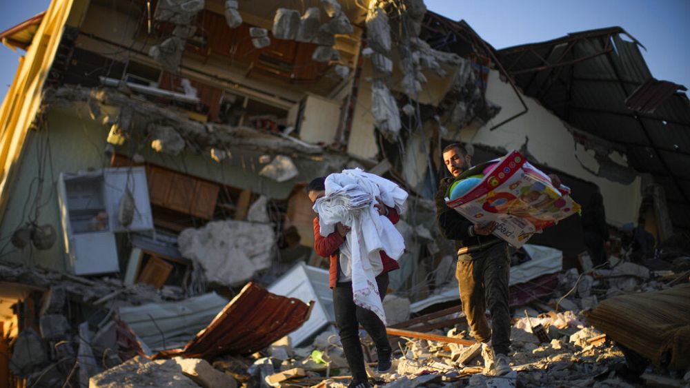 Türkiye depreminden 248 saat sonra mucizevi bir şekilde kurtarılan iki kadın