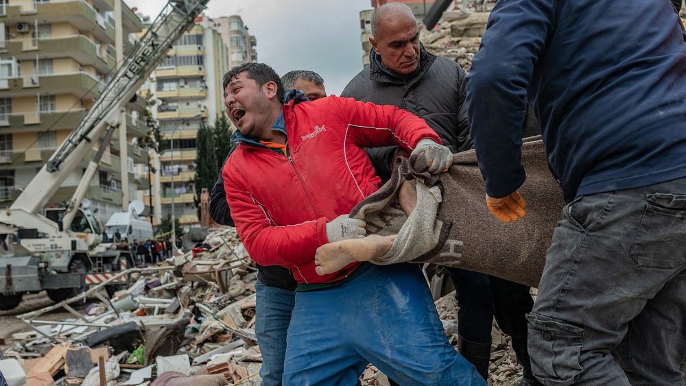 Türkiye ve Suriye depreminde ölü sayısı 5.000’i yaşadıkları kış havası kurtarma çabalarını engelliyor