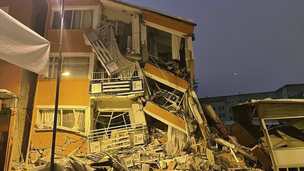 Türkiye ve Suriye’de meydana gelen 7.8 büyüklüğündeki depremde en az 195 kişi öldü, özellikle kişi yaralandı
