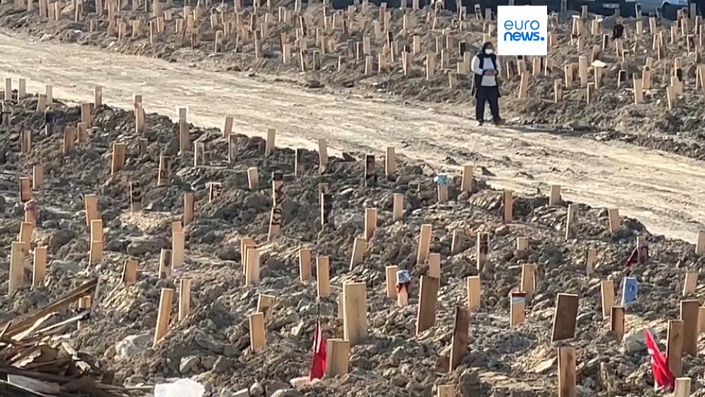 Türkiye’deki kurtarma çalışmaları son saatlerine kadar Antakya’da toplu mezarlar ortaya çıkmaya başladı