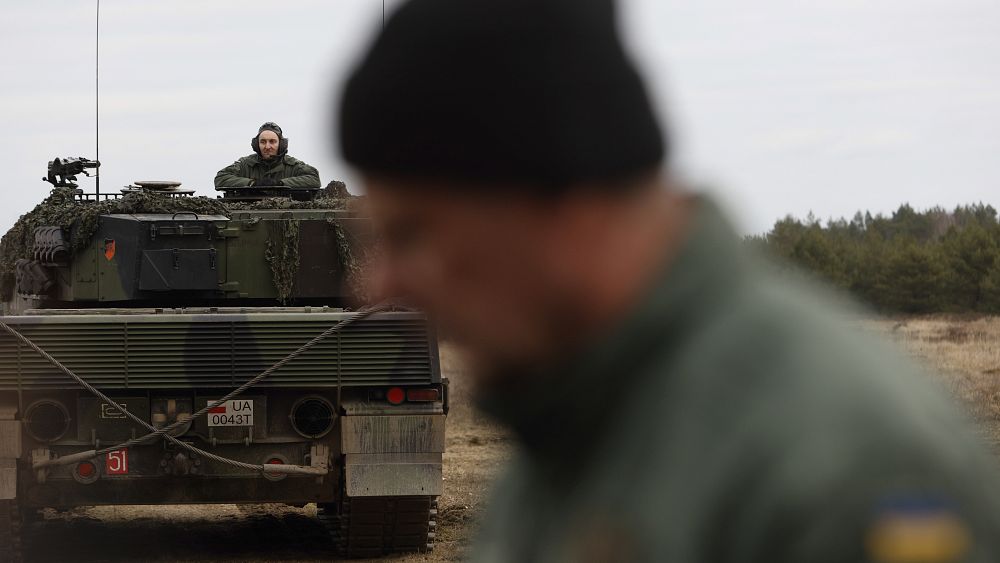 Ukraynalı birlikler Polonya’da Leopard 2 tankları üzerinde eğitim barındırıyor