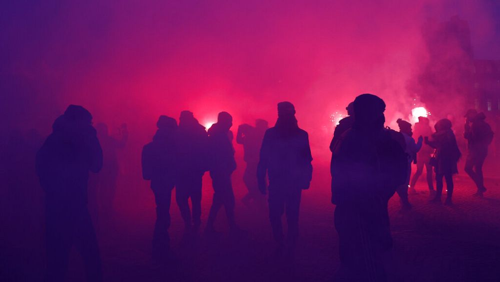 ‘Ya şimdi ya da asla’: Protestolar Fransa’yı emeklilik yaşını yükseltme planları üzerine süpürüyor