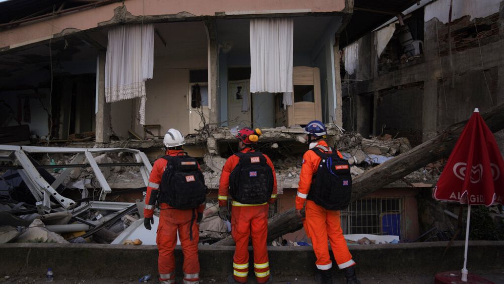Yardım, depremin vurduğu Türkiye ve Suriye’ye akıyor, ölü sayısı 20.700’ü geçiyor