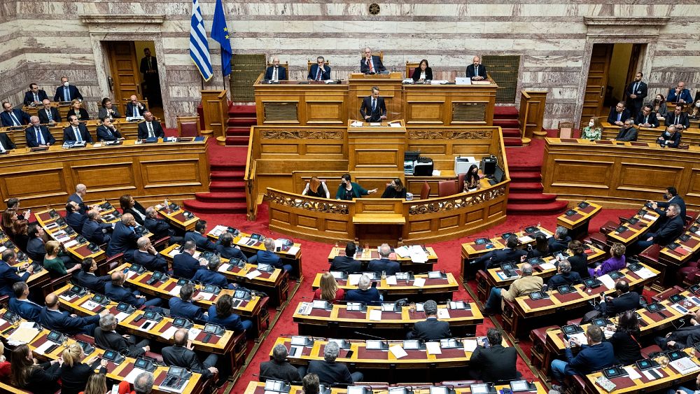 Yunanistan, hüküm giymiş liderler olan partilerin seçimlere katılmasını yasakladı