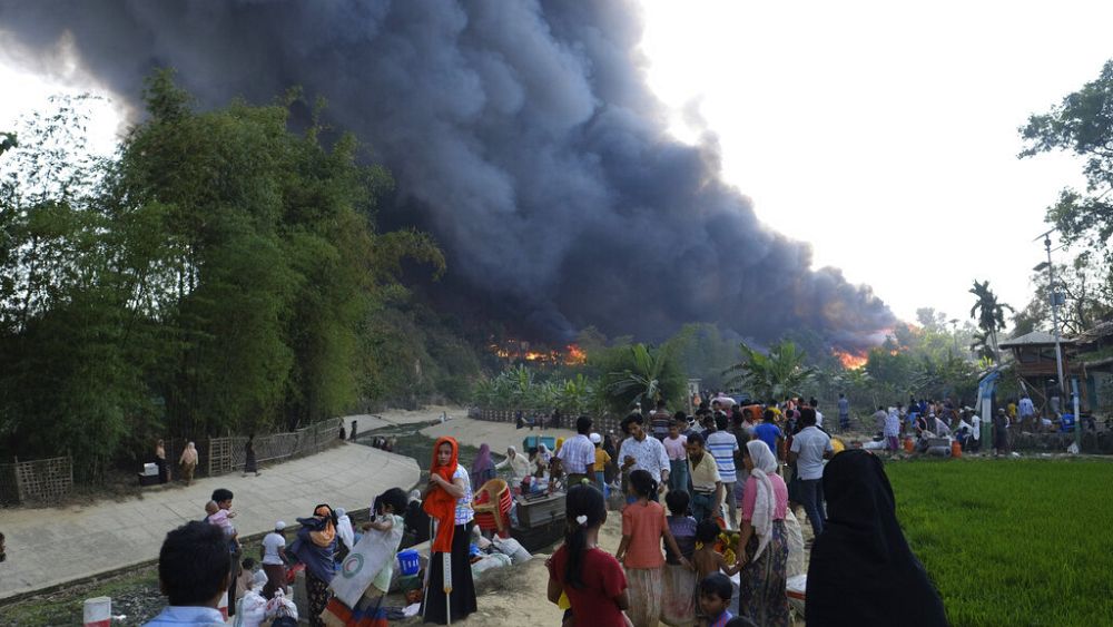 Bangladeş’teki Rohingya mülteci kampında çıkan yangında binlerce kişi evsiz kaldı