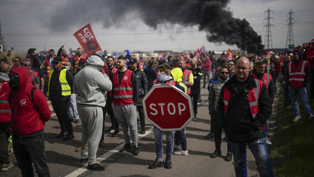 Başkan Macron geri adımı atmayı reddetmeyi için Fransa’daki emekli maaşını protestoları devam ediyor