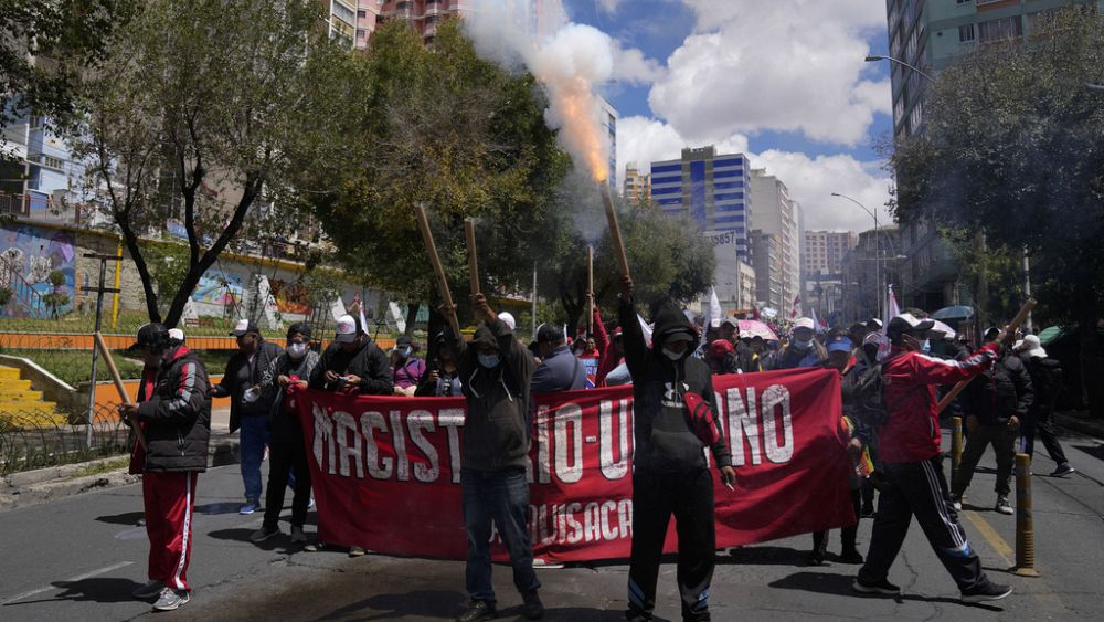 Bolivya’da eğitim ıslahatını protesto eden öğretmene polis biber gazı sıktı