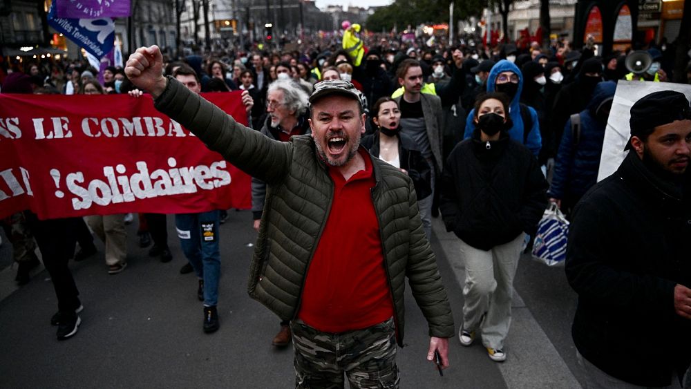 CANLI İZLE: Macron’un emekli maaşı ıslahat yoluyla güçlenmesinin ardından Fransız kentleri protesto edildi