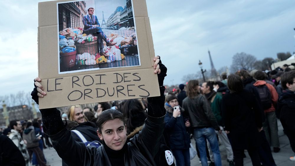 ‘Çöpün Kralı’: Macron, emeklilik planıyla ilgili gerilim yüksek olduğu için risk altında