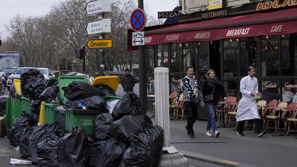 Emeklilik ıslahatının senatosu tarafından onaylanmasıyla Paris Çöp grevi devam ediyor
