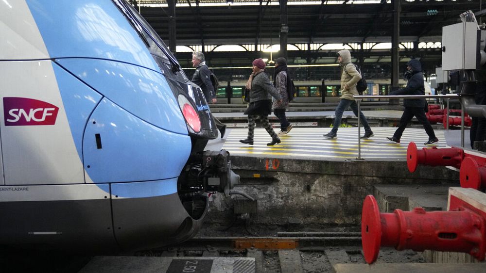 Fransa’da “ülkeyi engellemeyi” hedefleyen büyük tren grevleri