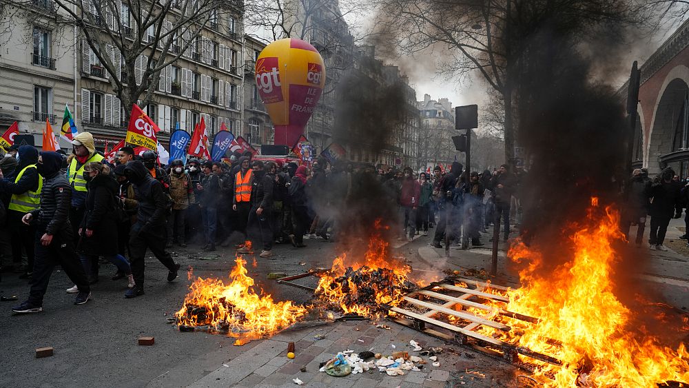 Fransa’daki protestocular Cumhurbaşkanı Macron’u emeklilik ıslahat planlarını rafa kaldırmaya çağırdı