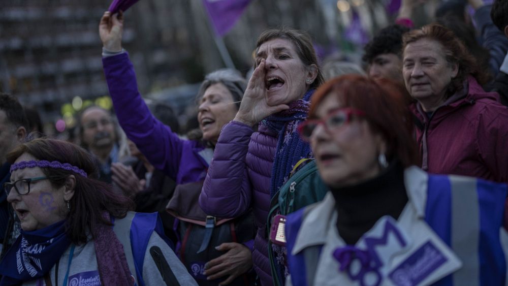 İspanya’nın güçlü feminist hareketi, trans ve hırsızlık gruplarını bölüştü